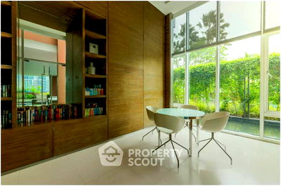 Condos for sale : 2-BR Condo at Fullerton Sukhumvit near BTS Ekkamai (ID 2919421)