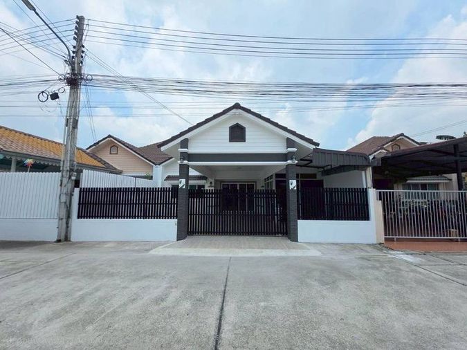 Beautiful, newly renovated detached house in Maingam Village, a great location in Chonburi.