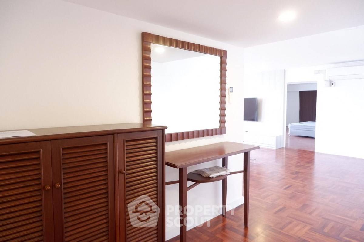 picture 2-BR Condo at Omni Tower near BTS Nana (ID 2874557) - 8/18