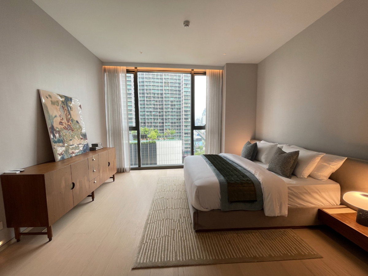 picture Scope Thonglo Wide-frontage layout maximizing natural light and panoramic city views. - 3/10