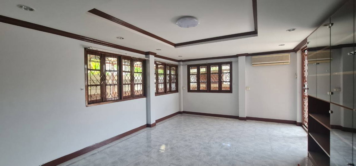 รูป ให้เช่า บ้านเดี่ยว 2 ชั้น แปลงมุม พุทธมณฑลสาย 1 เนื้อที่ 180 ตร.ว. ตกแต่ง Built-in ทั้งหลัง - รูปที่ 11/58