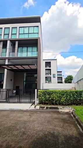 พิเศษ! ทาวน์โฮม 3.5 ชั้น หลังมุม พื้นที่ใหญ่ที่สุดในหมู่บ้าน 57.7 ตรว.  มีพื้นสวนข้างบ้านกว้างขวางเหมือนได้บ้านเดี่ยว เพียง! 7.69ลบ. โทร. 080-517-1919