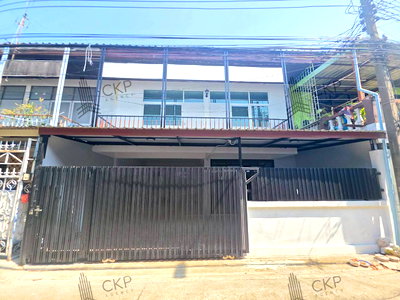 Townhouses for sale Ratchadaphisek Road : Renovated move-in ready townhouse for sale in Soi Ratchada 32, near Ratchadaphisek, Lat Phrao, and MRT Phawana. 5 bedrooms, 2 bathrooms.