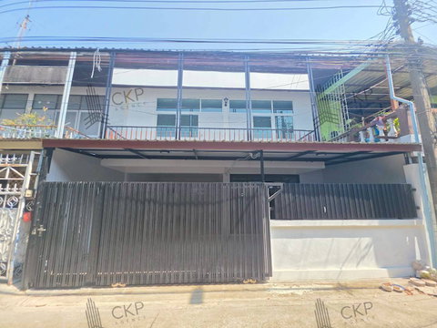 Renovated move-in ready townhouse for sale in Soi Ratchada 32, near Ratchadaphisek, Lat Phrao, and MRT Phawana. 5 bedrooms, 2 bathrooms.