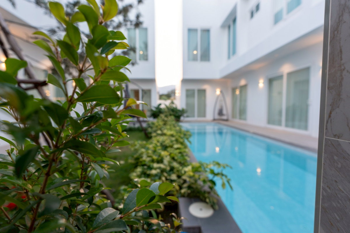 รูป C2MG100177  บ้านแฝดPool Villa2ชั้น บ้านนอกโครงการทำเลเศรษฐกิจใจกลางเมือง ตกแต่งเฟอร์นิเจอร์พร้อมเข้าอยู่ทันที ราคา21.8 ล้านบาท โอนคนละครึ่ง - รูปที่ 6/47