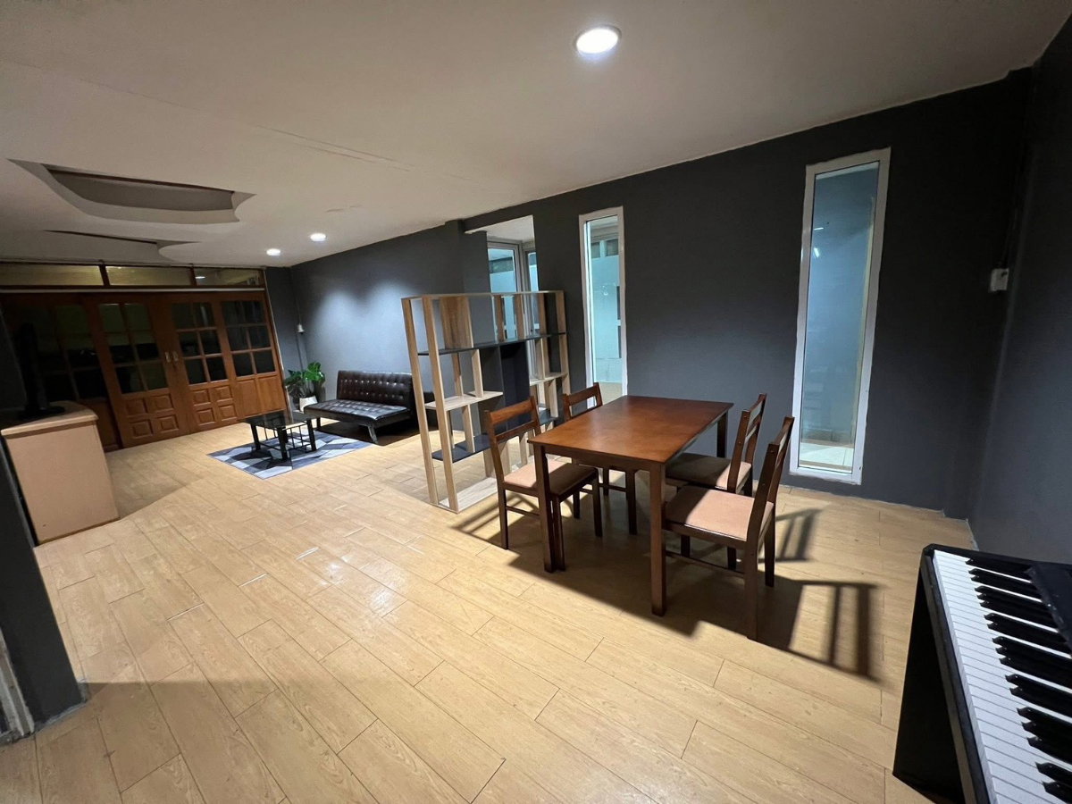 รูป 🏡✨ บ้านเดี่ยวให้เช่า สุทธิสาร – ห้วยขวาง 4 ห้องนอน 2 ห้องน้ำทำเลใจกลางเมือง เดินทางสะดวก ใกล้ MRT เพียง 1 กม. เลี้ยงสัตว์ได้/สามารถทำAirbnbได้ - รูปที่ 9/16