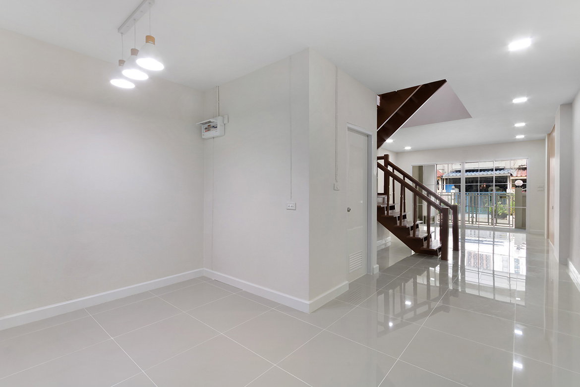 รูป ทาวน์โฮม 2 ชั้น รีโนเวทใหม่ หมู่บ้านบุศรินทร์ บางบัวทอง ต้นโครงการ ใกล้สี่แยกบางพลู ต่อเติมครบ หิ้วกระเป๋าเข้าอยู่ได้เลย - รูปที่ 4/10