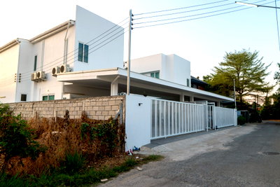 Houses for sale : C2MG100177    Two-story twin pool villa, outside a housing project, in a prime economic location in the city center. Fully 