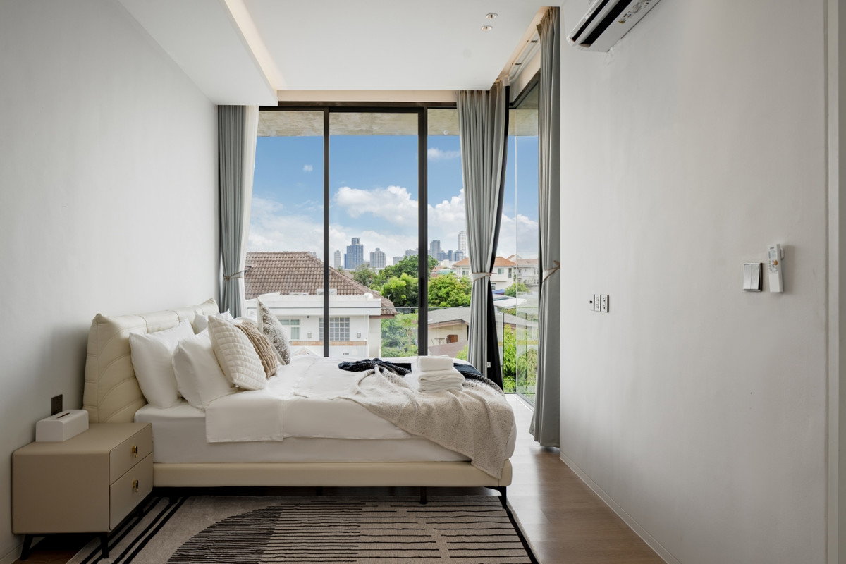 รูป 🏡 ให้เช่าพูลวิลล่าหรู 3 ชั้น ใจกลางเมือง — สุขุมวิท 71 ✨ตกแต่งครบ Fully Furnished พร้อมเข้าอยู่ - รูปที่ 10/15