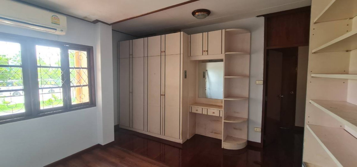 รูป ให้เช่า บ้านเดี่ยว 2 ชั้น แปลงมุม พุทธมณฑลสาย 1 เนื้อที่ 180 ตร.ว. ตกแต่ง Built-in ทั้งหลัง - รูปที่ 31/58