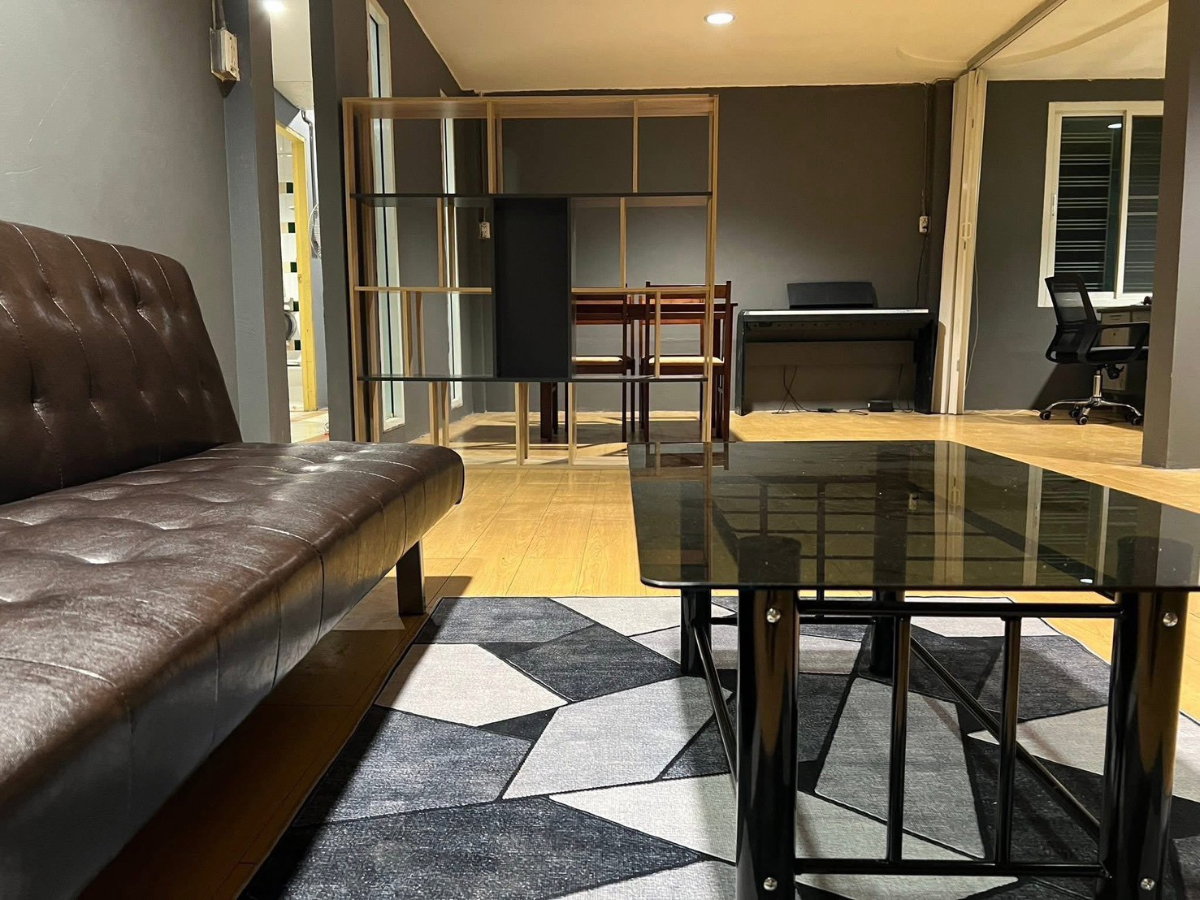 รูป 🏡✨ บ้านเดี่ยวให้เช่า สุทธิสาร – ห้วยขวาง 4 ห้องนอน 2 ห้องน้ำทำเลใจกลางเมือง เดินทางสะดวก ใกล้ MRT เพียง 1 กม. เลี้ยงสัตว์ได้/สามารถทำAirbnbได้ - รูปที่ 2/16