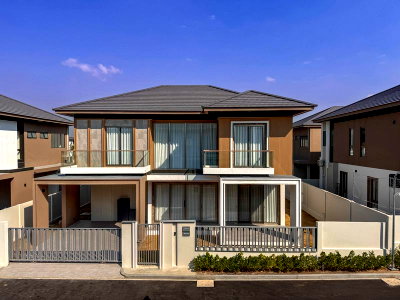 Houses for sale Bang Lamung Chonburi : Luxury Modern House for Sale in North Pattaya Minimalist interior design in a premium gated community. Safe and convenient.