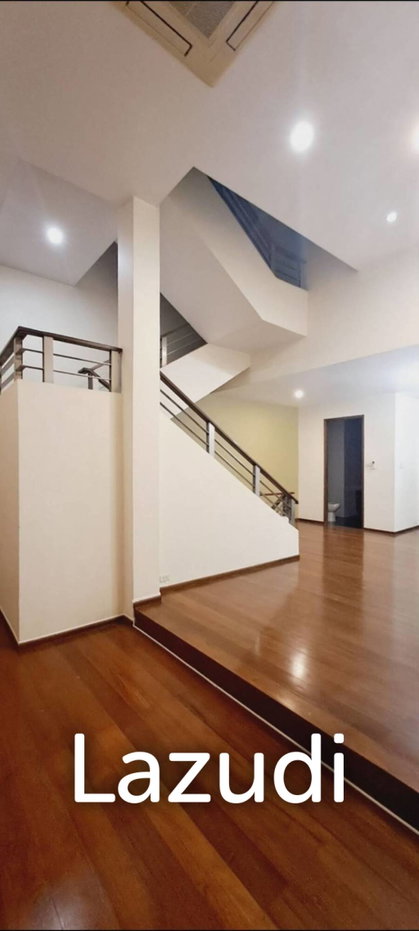 picture 450 sqm townhouse with pool access in Khlong Tan Nuea Watthana Bangkok - 15/36