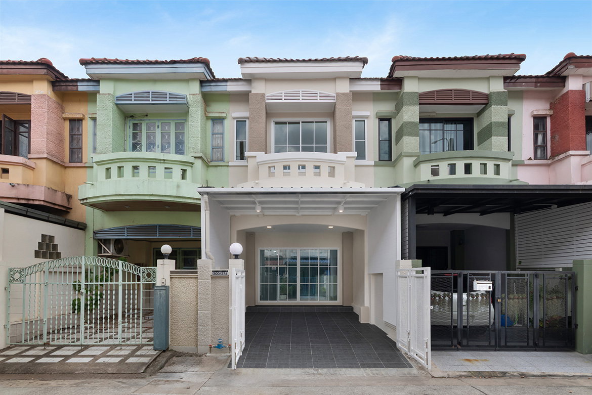 รูป ทาวน์โฮม 2 ชั้น รีโนเวทใหม่ หมู่บ้านบุศรินทร์ บางบัวทอง ต้นโครงการ ใกล้สี่แยกบางพลู ต่อเติมครบ หิ้วกระเป๋าเข้าอยู่ได้เลย - รูปที่ 1/10