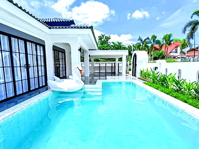 บ้านเดี่ยว ชลบุรี : Pool Villa for Sale East Pattaya Modern Classic Fully Furnished