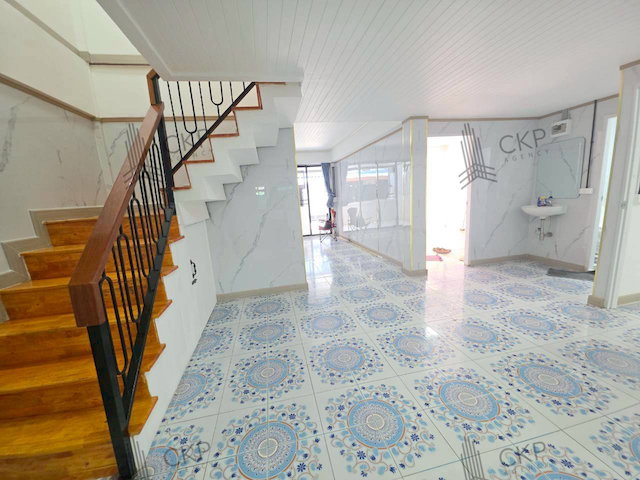รูป ขาย ทาวน์เฮาส์รีโนเวทใหม่พร้อมอยู่ในซอยรัชดา 32 บนทำเลใจกลางเมือง ใกล้ถนนรัชดาภิเษก ลาดพร้าว และ MRT ภาวนา พร้อมฟังก์ชัน 5 ห้องนอน 2 ห้องน้ำ - รูปที่ 4/11