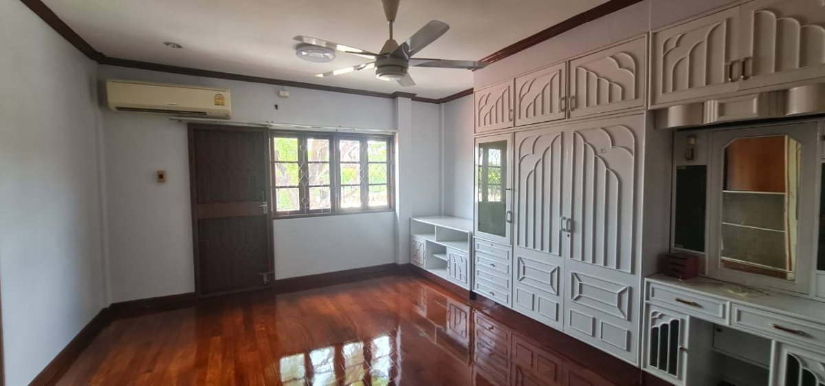 รูป ให้เช่า บ้านเดี่ยว 2 ชั้น แปลงมุม พุทธมณฑลสาย 1 เนื้อที่ 180 ตร.ว. ตกแต่ง Built-in ทั้งหลัง - รูปที่ 36/58
