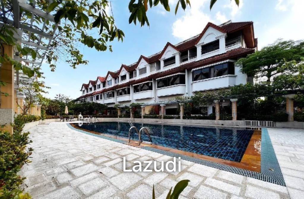 picture 450 sqm townhouse with pool access in Khlong Tan Nuea Watthana Bangkok - 20/36