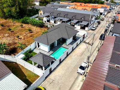Houses for sale Bang Lamung Chonburi : Newly built pool villa for sale, located at the corner of Nong Pla Lai, Bang Lamung, Chonburi.