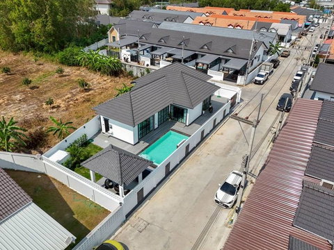 Newly built pool villa for sale, located at the corner of Nong Pla Lai, Bang Lamung, Chonburi.