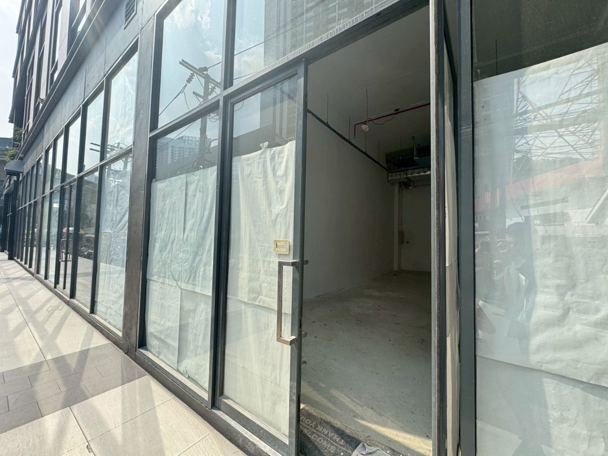 รูป ร้านค้าติด BTS ริมถนนสุขุมวิท เหมาะทำธุรกิจทุกประเภท ** NO CO-AGENT ** - รูปที่ 1/9