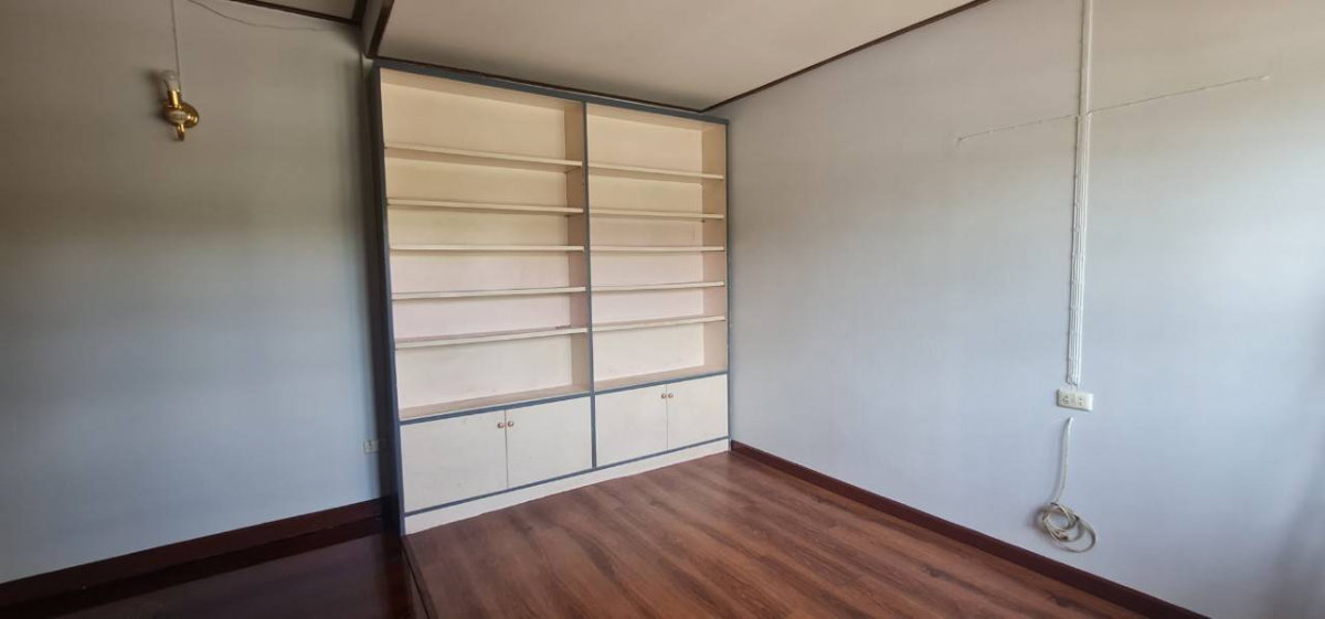 รูป ให้เช่า บ้านเดี่ยว 2 ชั้น แปลงมุม พุทธมณฑลสาย 1 เนื้อที่ 180 ตร.ว. ตกแต่ง Built-in ทั้งหลัง - รูปที่ 32/58