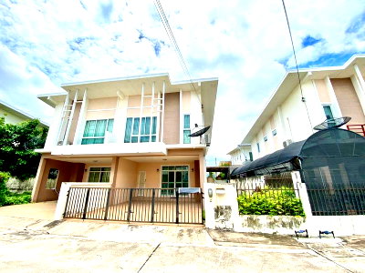 Twin houses for sale Kasetsart University Si Racha Campus : Beautiful twin houses in Sriracha, Panoview Village, near the industrial estate, convenient transportation.
