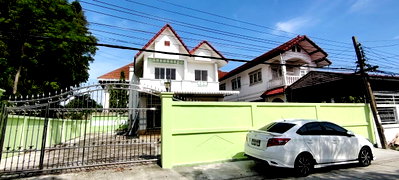 Houses for rent Tesco Lotus Srinakarindra : Single house for rent, 90 sq.wa., Soi Boon Siri 16, Mueang Samut Prakan District near BTSRoyal Thai Navy Academy station.