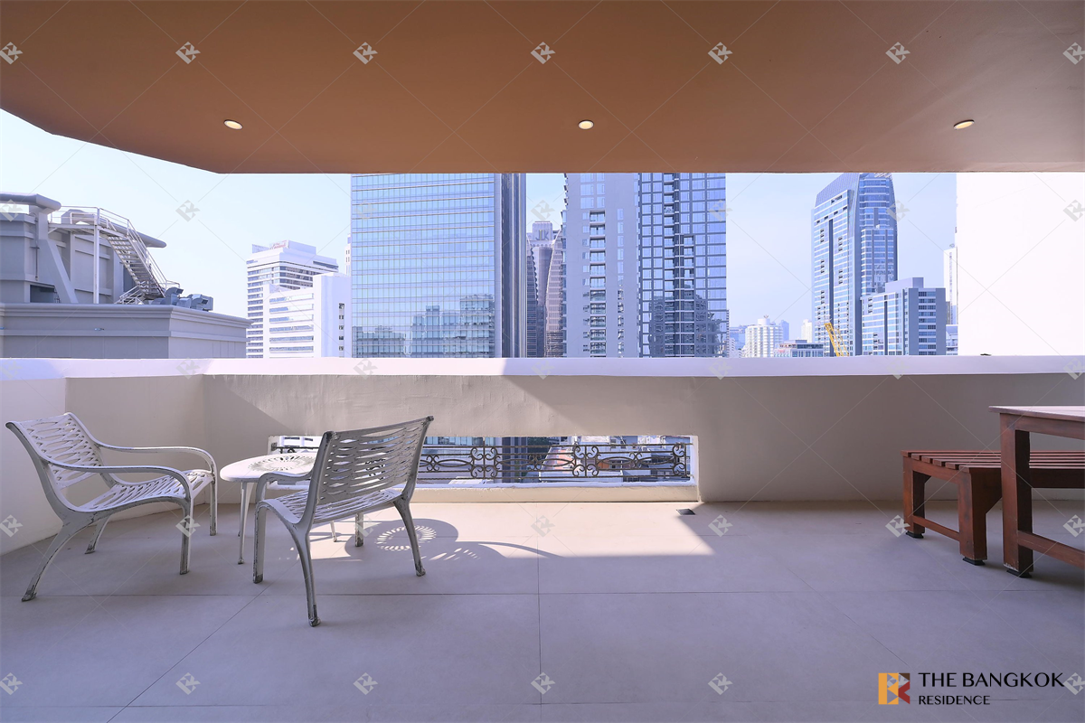 picture Newton Tower Condominium near BTS Nana - 3/10