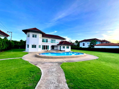 Houses for sale Bang Lamung Chonburi : Massive Luxury Pool Villa Pattaya for Sale in Mabprachan Lake. Beautifully renovated on a huge land plot. Private, clean, and highly secure.