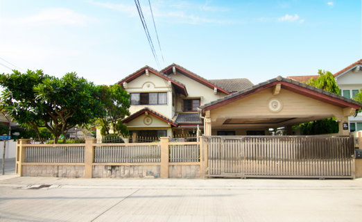 Corner single detatched house with front garden for sale in Lasalle, Bangna. Area 80sq.wa
