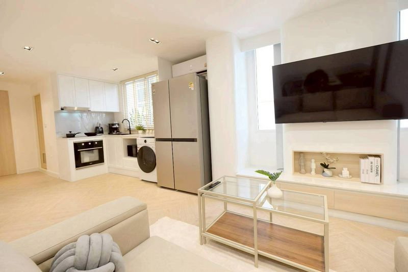 picture Condo for sale with  2 bedrooms, 1 bathroom and   1 kitchen.     # C8MG100697 - 9/20