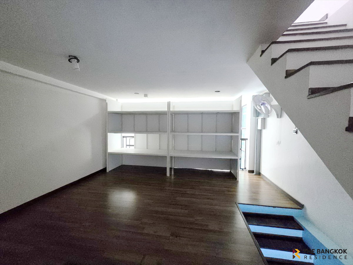 รูป 🏙️ ขายทาวน์โฮม 4 ชั้น ลาดพร้าว 71 เหมาะทำ Home Office ใกล้ MRT ลาดพร้าว 71 และ Central Eastville ✨ - รูปที่ 4/10