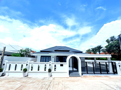 Houses for sale Bang Lamung Chonburi : Modern Classic Pool Villa for Sale in Soi Siam Pattaya with built-in. Fully furnished and move-in ready!