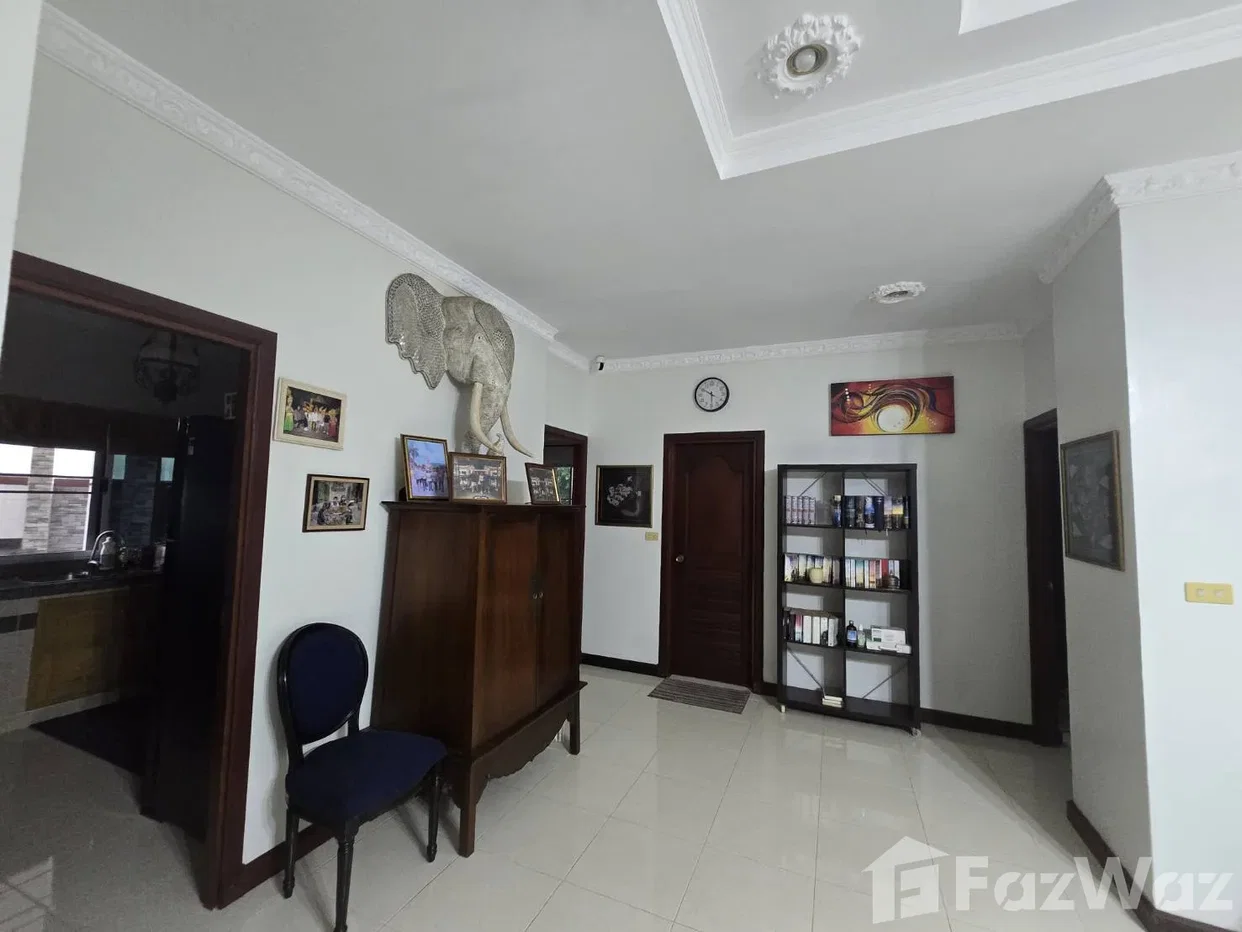 picture 3-Bedroom Villa-Style House with Expansive Garden & Corner 6380023 - 8/21