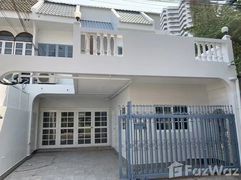 ทาวน์เฮ้าส์ให้เช่า 4 ห้องนอน ในโครงการ พร้อมมิตร วิลล่า 1147792