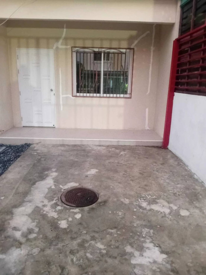 picture Well-maintained corner townhouse ready to move in. - 10/17
