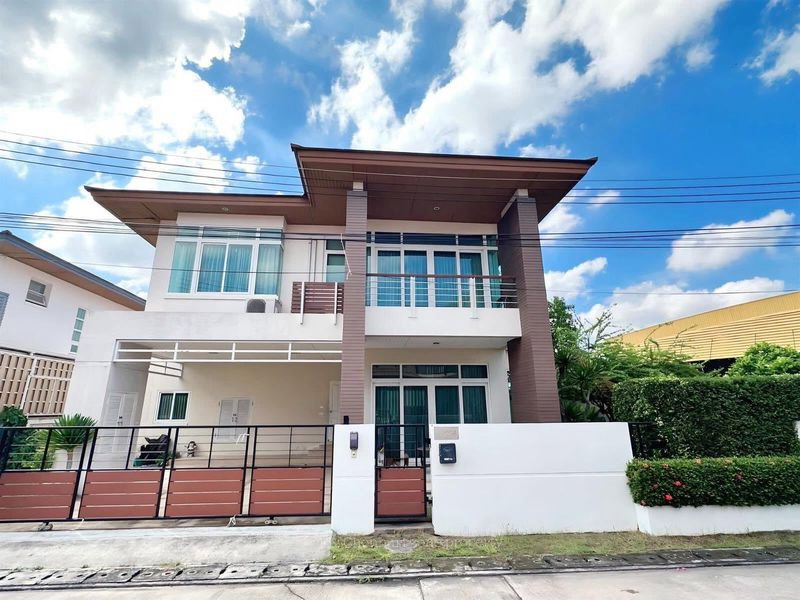 Houses for sale : Quality detached houses in The Boulevard Sriracha project, with a pleasant atmosphere.