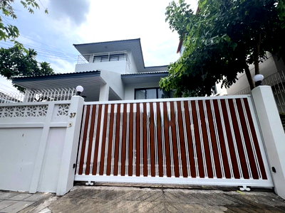 เช่าบ้านเดี่ยว ม.เทคโนโลยีราชมงคลกรุงเทพ : WS7531 🏡✨ ให้เช่าบ้านเดี่ยว ใจกลางสาทร นราธิวาส 15 ใกล้ BTS ช่องนนทรี เพียง 110,000 บาท / เดือน
