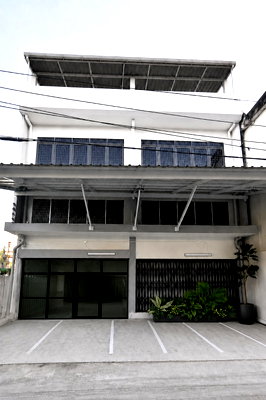 Townhouses for rent วิทยาลัยเซาธ์อีสท์บางกอก : WS7530 🏢 Two adjoining shop houses for rent, 540 sq.m. 🚆 Sukhumvit 107, Bearing 13, near BTS Bearing. Only 55,000 THB/month.
