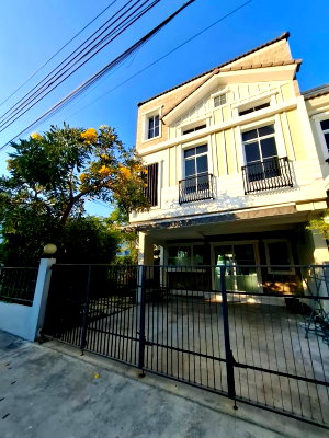 เช่าทาวน์โฮม ถนนรามคำแหง : 🏡✨ ให้เช่าทาวน์โฮมหลังมุม — Indy 2 บางนา–รามคำแหง 2 บ้านสวย พื้นที่กว้าง พร้อมสนามรอบบ้าน เหมาะสำหรับครอบครัวและสัตว์เลี้ยง