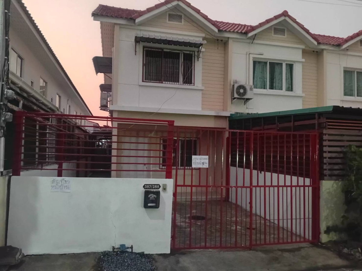 picture Well-maintained corner townhouse ready to move in. - 1/17