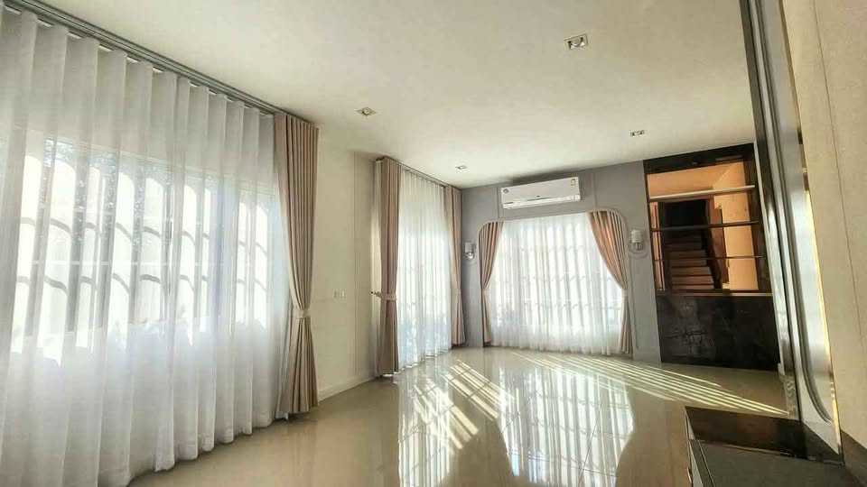 รูป ให้เช่าบ้านแฝด2ชั้น หมู่บ้านโกลเด้น นีโอ สาทร (Golden Neo Sathorn) 4ห้องนอน 3ห้องน้ำ ติดถนนกัลปพฤกษ์ พร้อมเข้าอยู่ ใกล้สาทร10นาที - รูปที่ 6/17