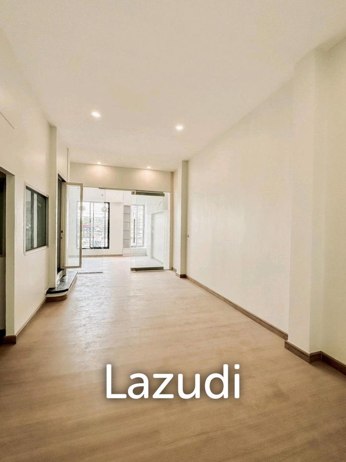 รูป 260 sqm modern townhouse in Wang Thonglang Bangkok - รูปที่ 13/25
