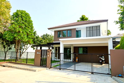 บ้านเดี่ยว วิทยาลัยนานาชาติราฟเฟิลส์ : ขายบ้านเดี่ยวแปลงใหญ่ มัณฑนา บางนา กม.7 - 4 ห้องนอน 3 ห้องน้ำ เนื้อที่ 112.6 ตร.วา สวยสุด หลังมุม เป็นส่วนตัวที่สุด ใกล้ Mega บางนา เพียง 17.99 ลบ.! 