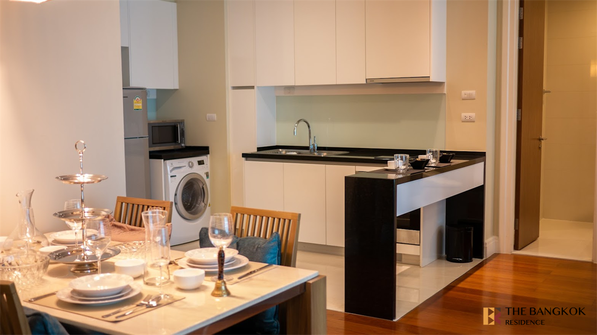 picture Bright 24 New Experience with a Condo in Prime Location - 2/10