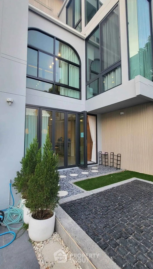 รูป บ้าน 5-ห้องนอน ที่ วีเว่ กรุงเทพกรีฑา ใกล้ กรุงเทพกรีฑา (ID 2416542) - รูปที่ 22/27