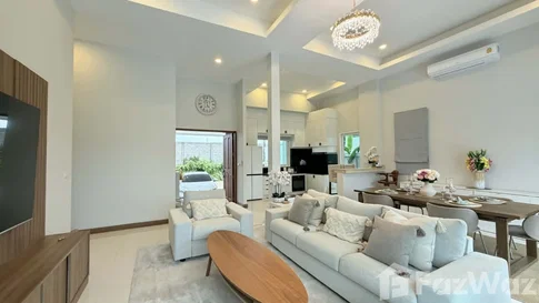 Modern Family Oasis with Private Pool – Your Dream Home A 6380673