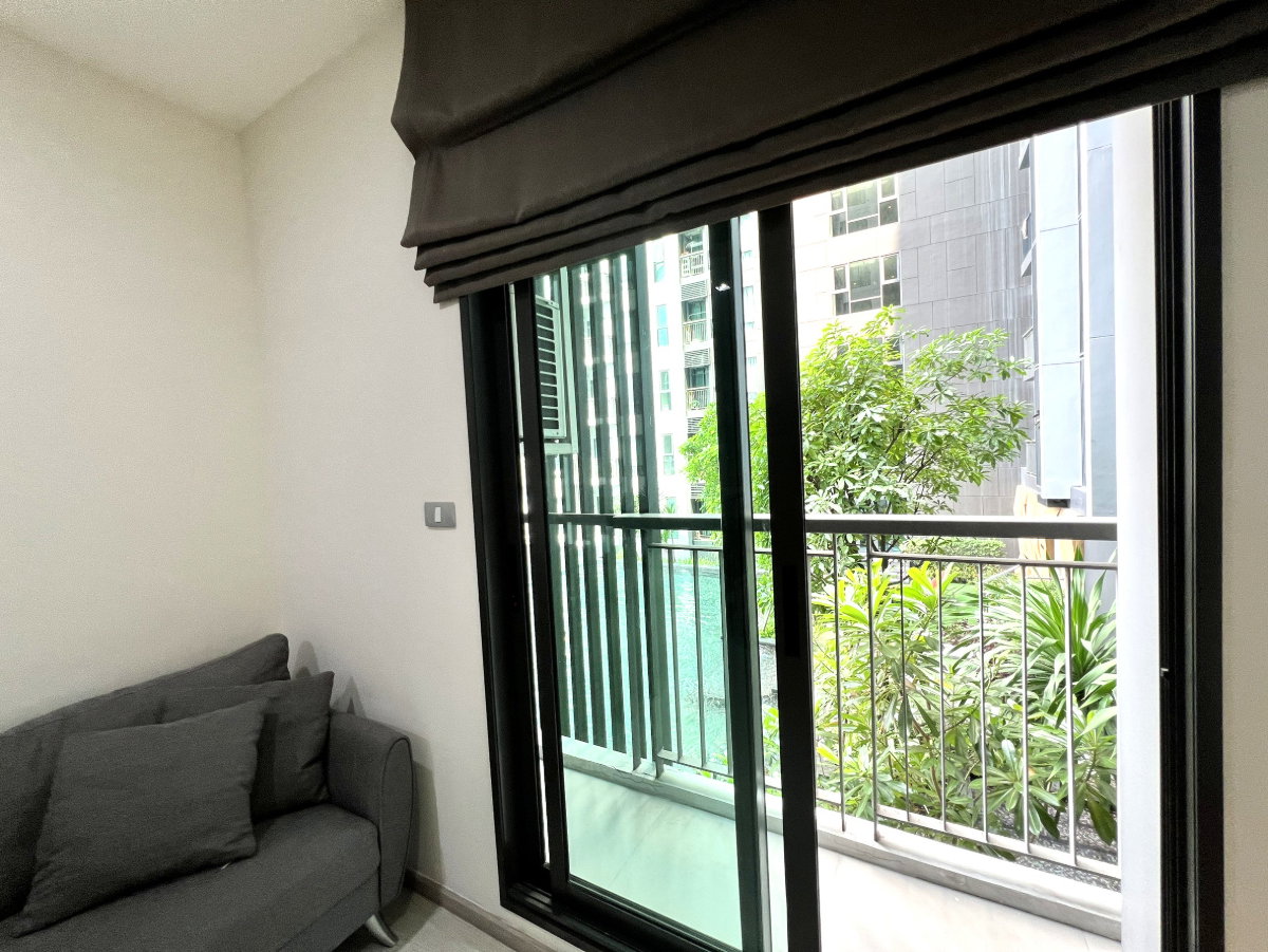 picture Prime Condo in the Heart of Sukhumvit 36-38 | Pristine Condition & Pool View! - 8/12