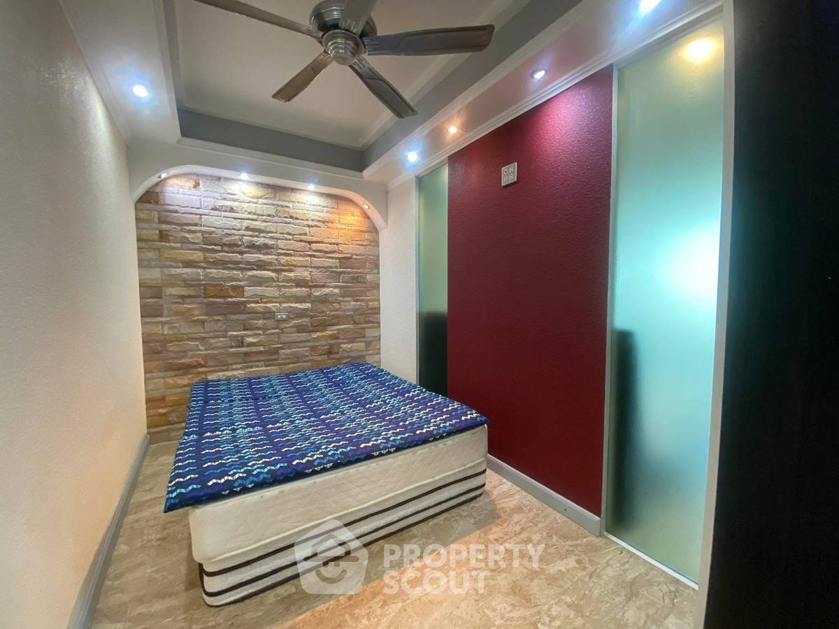 picture 2-BR Condo at View Talay 3 close to Phratamnak (ID 2160363) - 7/12